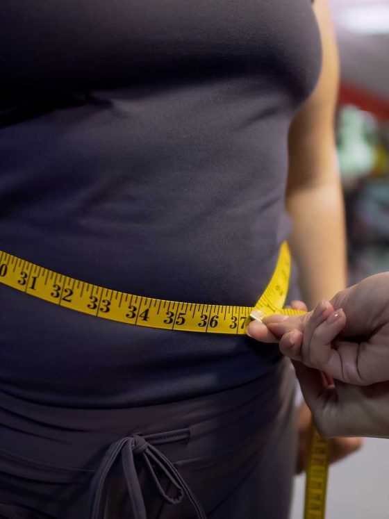 measuing female waistline with tape